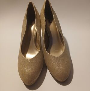 Fioni Brand Gold Sparkly Heels. Size 11.